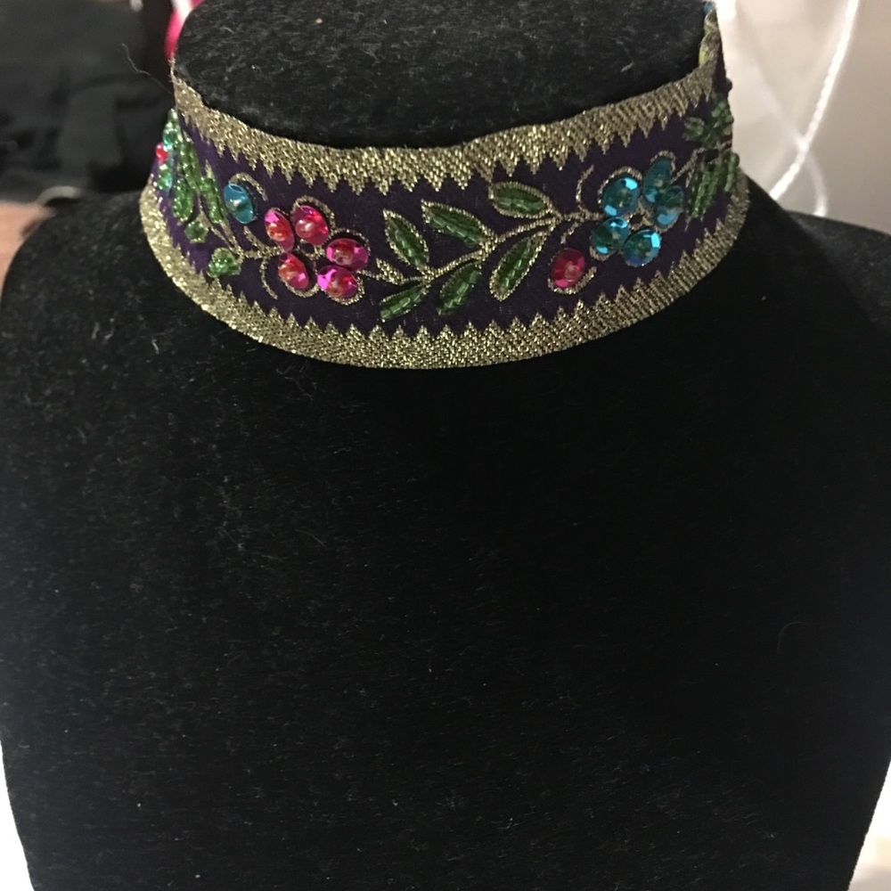 Flower design ribbon choker necklace